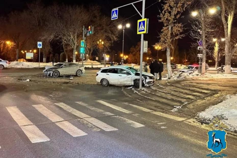 Две легковушки не разъехались на перекрестке в Самаре - в больницу попал один из пассажиров