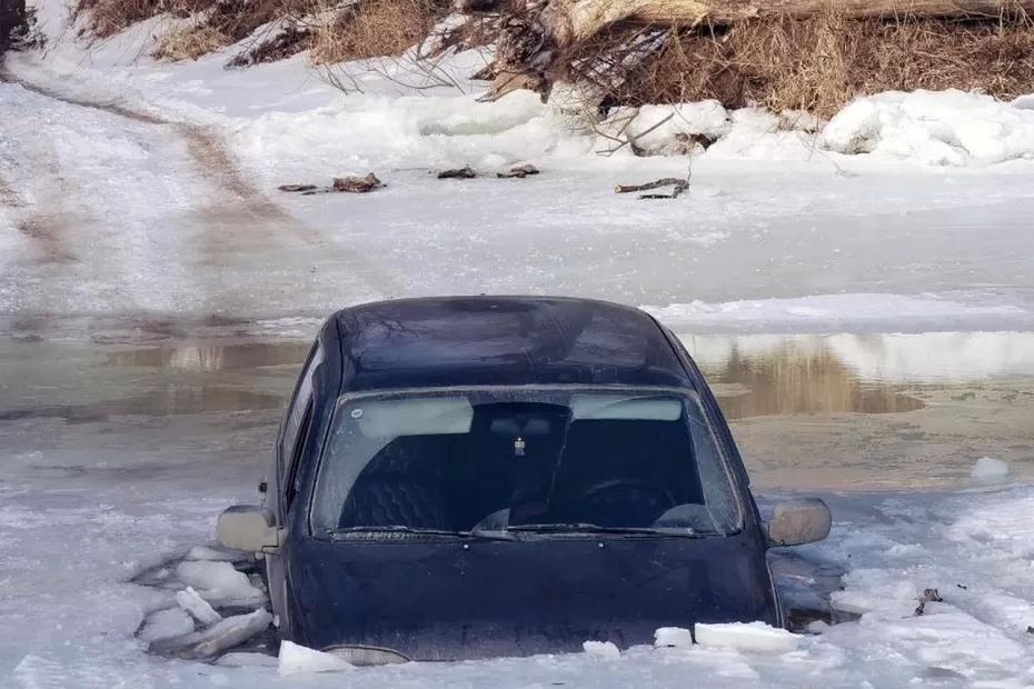 В Самарской области семья с детьми провалилась под лед на автомобиле