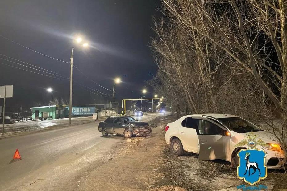 В Самаре ночью водитель без прав устроил аварию