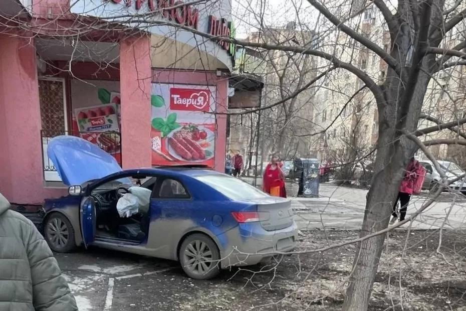 В Самаре утром в пятницу иномарка влетела в гастроном: что известно на данный момент