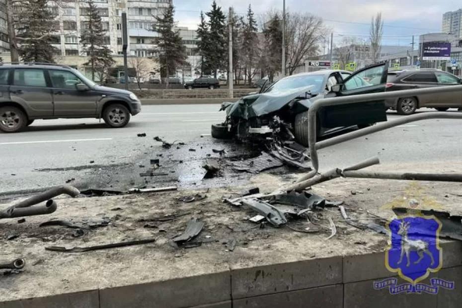 В Самаре «БМВ» снесла ограждение: что известно на данный момент