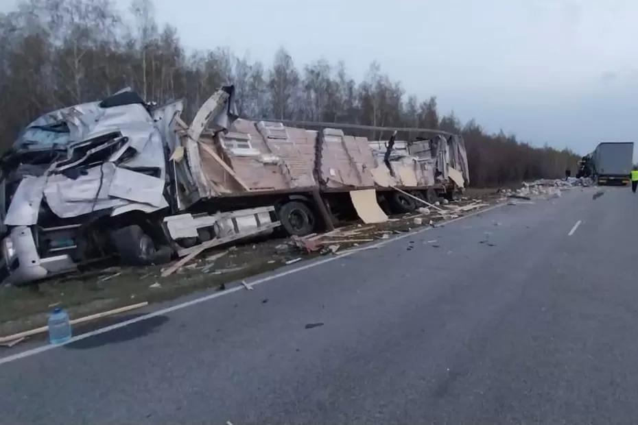 Два грузовика столкнулись на трассе А-300 в Самарской области Два грузовика столкнулись на трассе А-300 в Самарской области