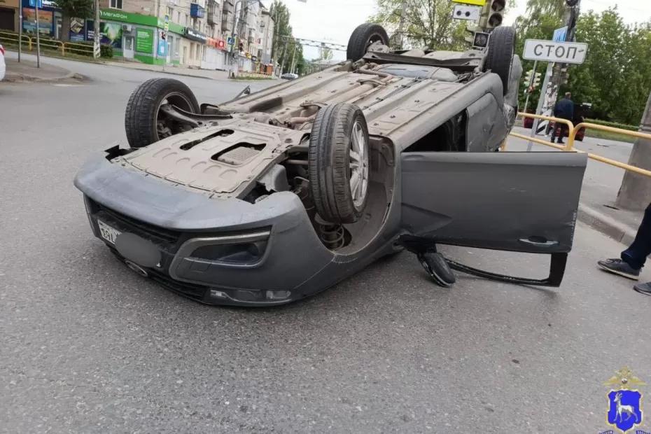В Тольятти «Веста» опрокинулась на крышу, ударившись о «Калину» В Тольятти «Веста» опрокинулась на крышу, ударившись о «Калину»