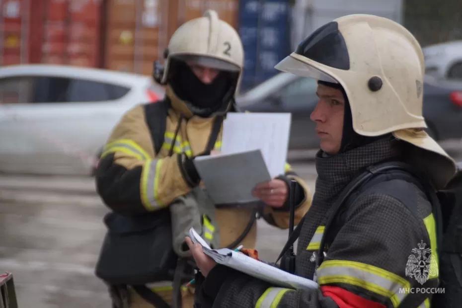 В Тольятти 24 человека тушили фасад пивного магазина В Тольятти 24 человека тушили фасад пивного магазина