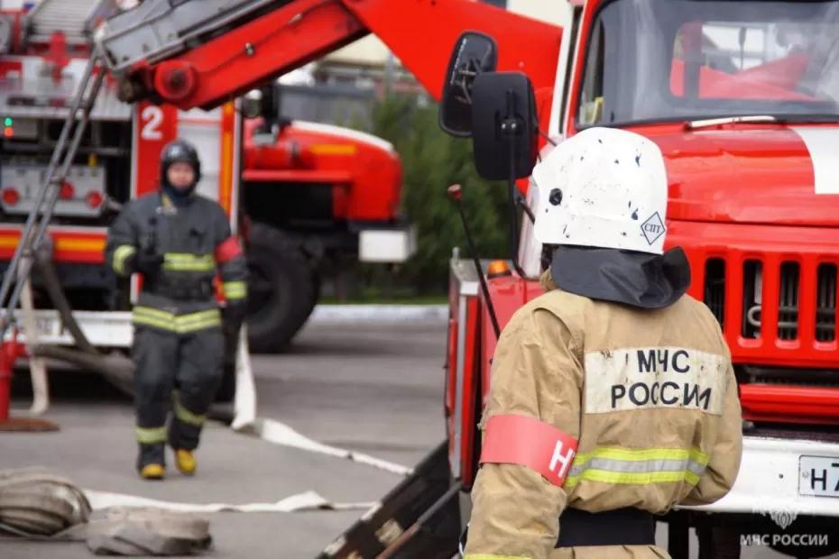 Вечером в четверг в Самаре 39 человек тушили пожар в расселенном доме - появились подробности Вечером в четверг в Самаре 39 человек тушили пожар в расселенном доме - появились подробности