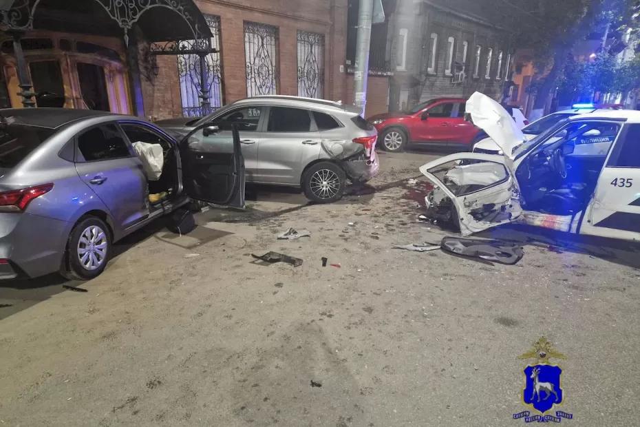 В Самаре ночью столкнулись 3 автомобиля, пострадали два человека: что произошло В Самаре ночью столкнулись 3 автомобиля, пострадали два человека: что произошло