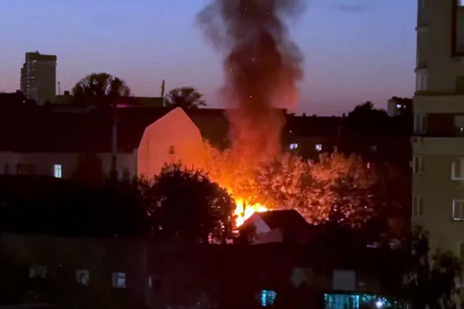 В Самаре на Аксакова горят надворные постройки на площади 100 квадратных метров: что известно на данный момент В Самаре на Аксакова горят надворные постройки на площади 100 квадратных метров: что известно на данный момент