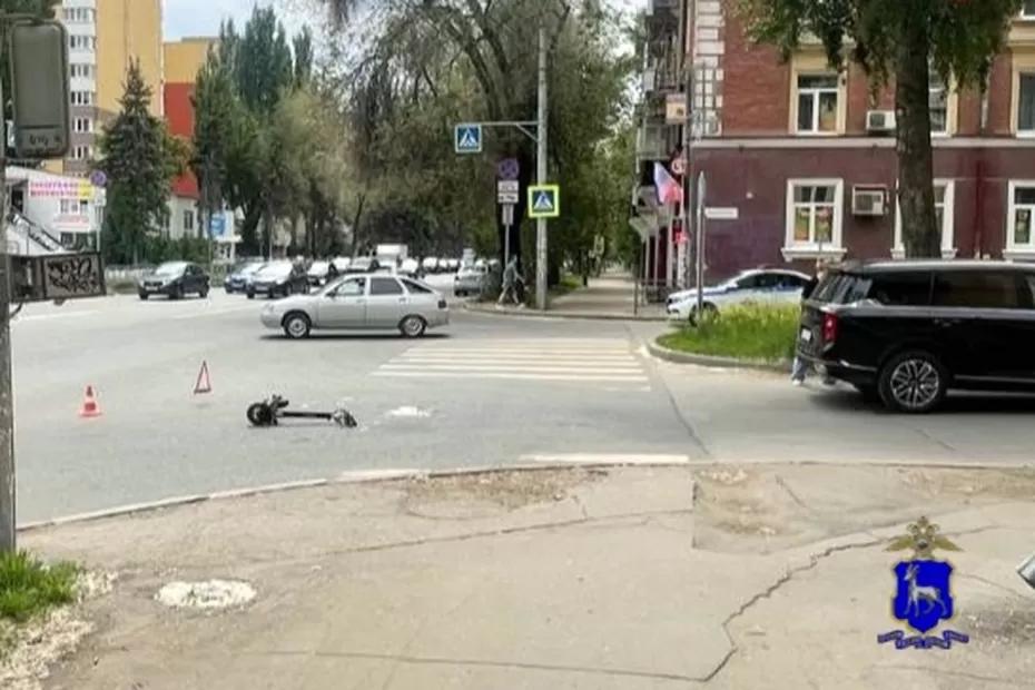 В Самаре женщина на внедорожнике сбила мужчину на электросамокате: что произошло В Самаре женщина на внедорожнике сбила мужчину на электросамокате: что произошло