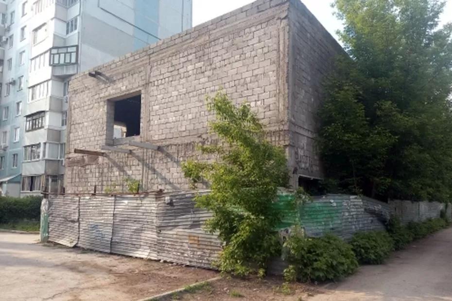 Предпринимателя из Тольятти заставили обезопасить недостроенный цветочный магазин, наказав на 50 тысяч рублей Предпринимателя из Тольятти заставили обезопасить недостроенный цветочный магазин, наказав на 50 тысяч рублей