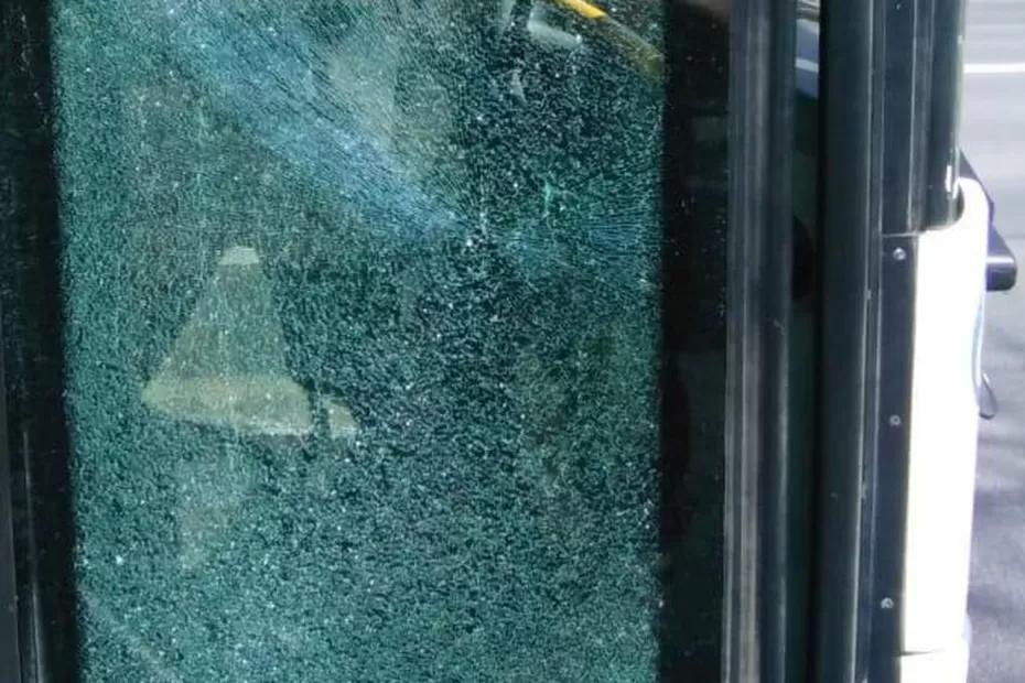 В Самаре хулиганы разбили окно автобуса № 22, который шел по маршруту: что произошло В Самаре хулиганы разбили окно автобуса № 22, который шел по маршруту: что произошло