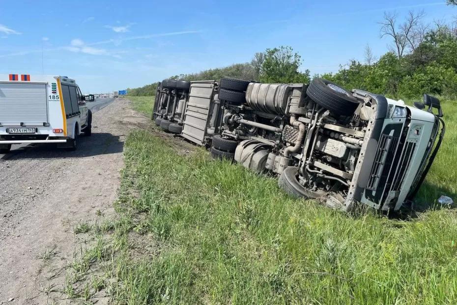 Грузовик со свиными тушами опрокинулся на трассе М-5 в Самарской области Грузовик со свиными тушами опрокинулся на трассе М-5 в Самарской области
