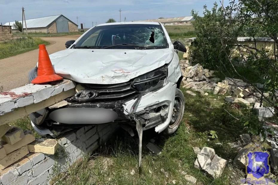 В селе Самарской области «Веста» врезалась в кирпичный забор - последние новости В селе Самарской области «Веста» врезалась в кирпичный забор - последние новости