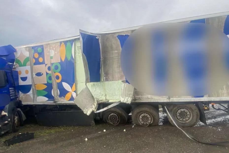 Два грузовика столкнулись на трассе М-5 в Самарской области Два грузовика столкнулись на трассе М-5 в Самарской области