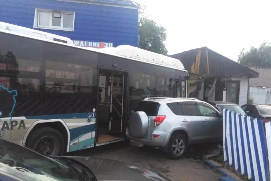 В автобусе, который врезался в здание в Самаре, не было пассажиров В автобусе, который врезался в здание в Самаре, не было пассажиров
