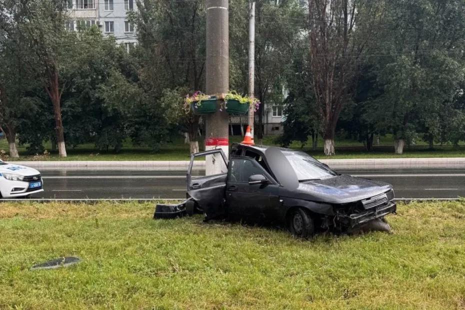 В Самарской области легковушка врезалась в столб, водитель попал в больницу - фото