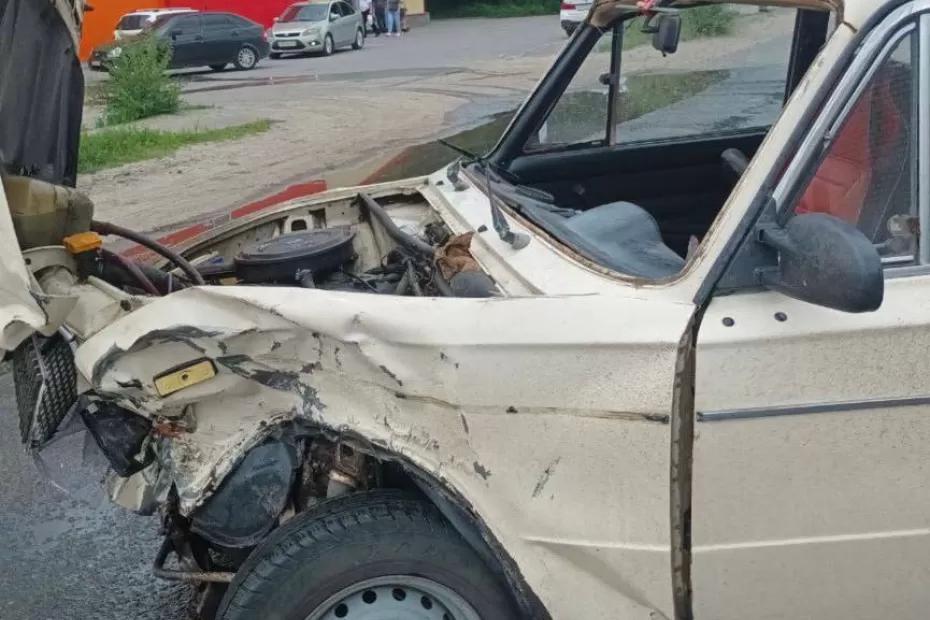 В Сызрани водитель вазовской «шестерки» попал в больницу, врезавшись в Lada Vesta - последние новости В Сызрани водитель вазовской «шестерки» попал в больницу, врезавшись в Lada Vesta - последние новости