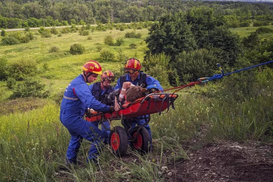 Со склона горы в Самарской области спасатели эвакуировали подростка, который получил травму при восхождении на вершину - последние новости Со склона горы в Самарской области спасатели эвакуировали подростка, который получил травму при восхождении на вершину - последние новости