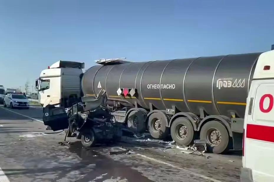 Два человека погибли, один получил травмы в столкновении легковушки и бензовоза на трассе Р-241 в Самарской области Два человека погибли, один получил травмы в столкновении легковушки и бензовоза на трассе Р-241 в Самарской области