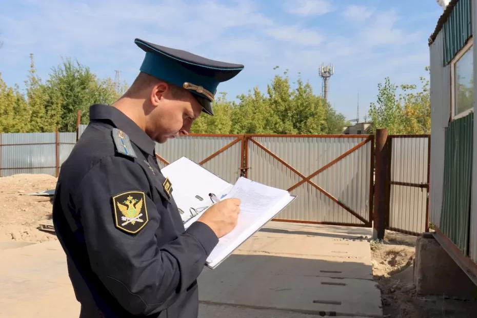 Жительница Самарской области поставила забор на участке соседки и не убирала, пока ее не наказали рублем: что произошло Жительница Самарской области поставила забор на участке соседки и не убирала, пока ее не наказали рублем: что произошло