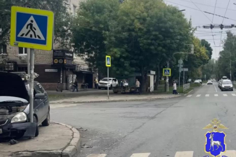 В Самаре в результате столкновения легковушка врезалась в бордюр и дорожный знак