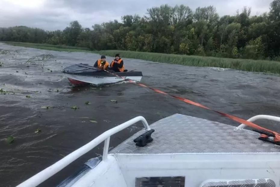 В Самарской области на Волге спасли двух человек, которые вышли на воду на весельной лодке - фото