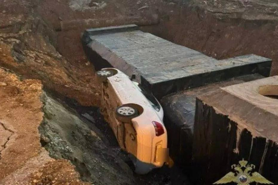 Пока пьяный водитель из Самары убегал от полиции, его автомобиль упал в яму