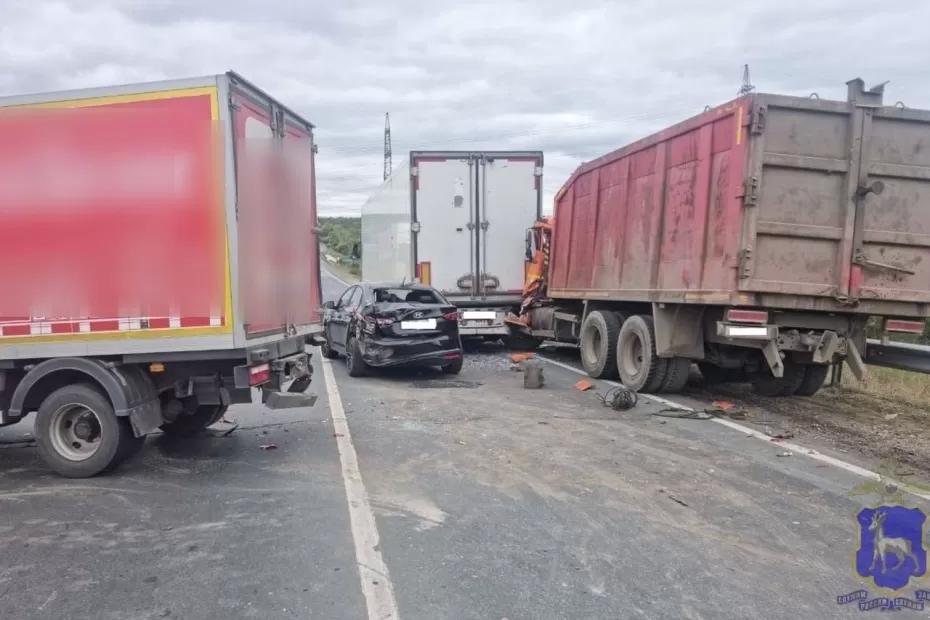 Три грузовика и легковушка столкнулись на трассе Р-229 в Самарской области