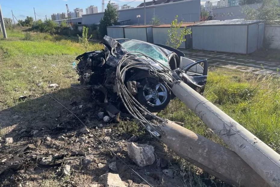 Под Самарой БМВ снесла столб, водитель попал в больницу - последние новости