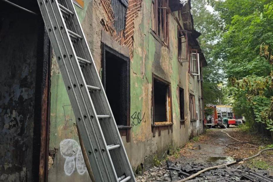 Утром в понедельник в Самаре 42 человека тушили пожар в заброшенном здании: что произошло