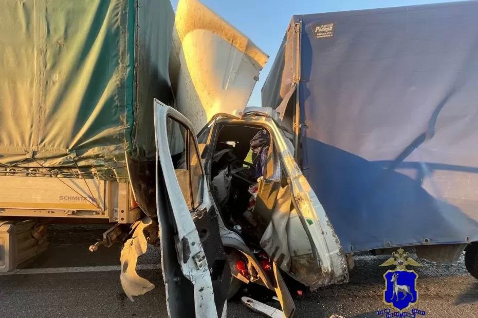 На трассе М-5 в Самарской области столкнулись три грузовика