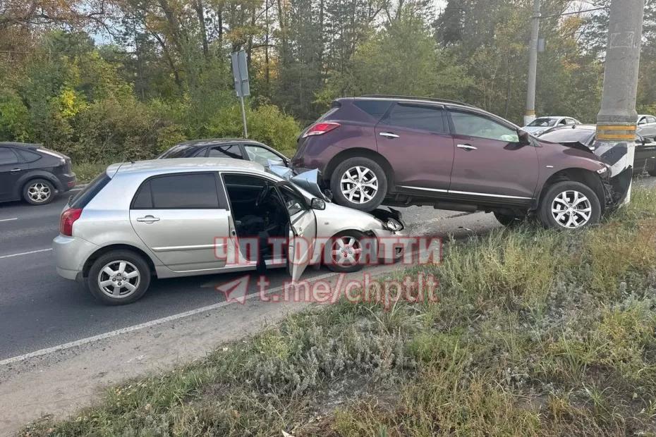 В Тольятти «Ниссан» врезался в «БМВ», отлетел в столб и получил удар сзади от «Тойоты»: что известно на данный момент