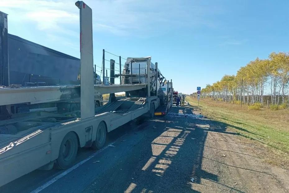 На трассе М-5 в Самарской области столкнулись два тягача