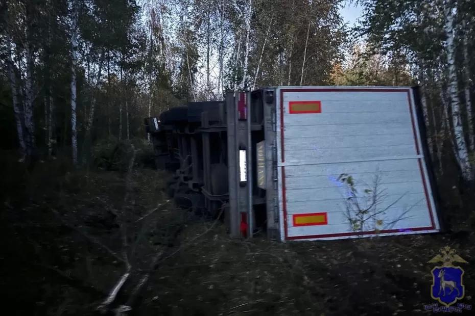 На трассе М-5 в Самарской области столкнулись два грузовика, один опрокинулся