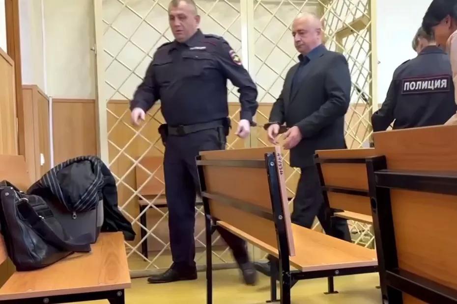 В Самарской области на 5 лет посадили бывшего главврача больницы, который закупал бракованные медицинские товары - появились подробности