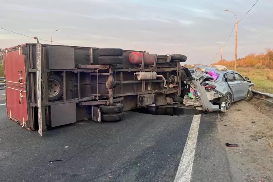 Грузовая ГАЗель опрокинулась после столкновения с легковушкой на трассе М-5 в Самарской области
