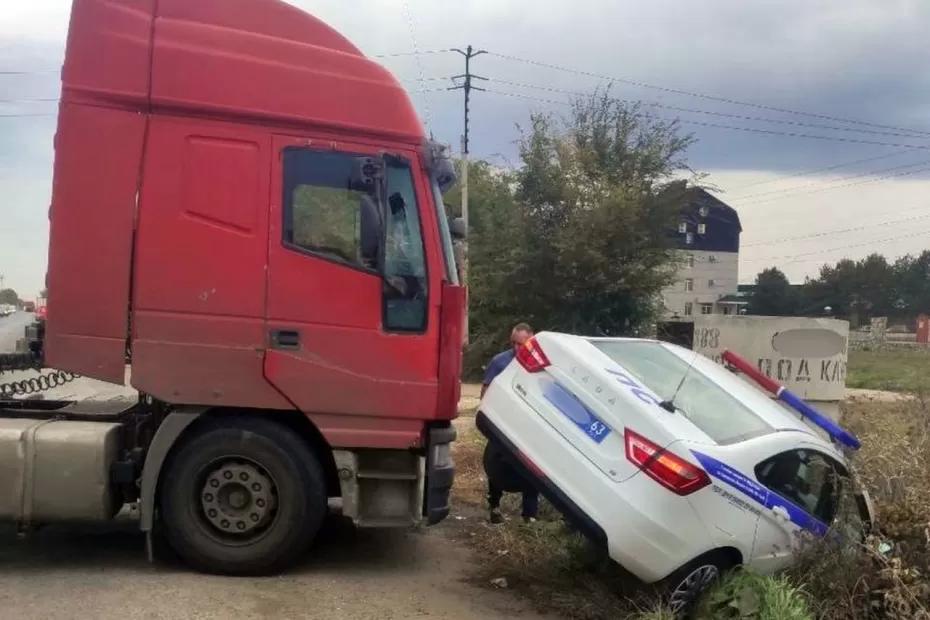 В Тольятти грузовик снес патрульный автомобиль: что произошло