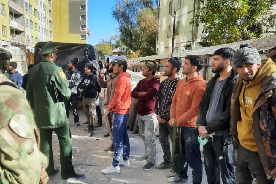 В Самаре 6 бывших мигрантов отправились со стройки в военкомат - фото