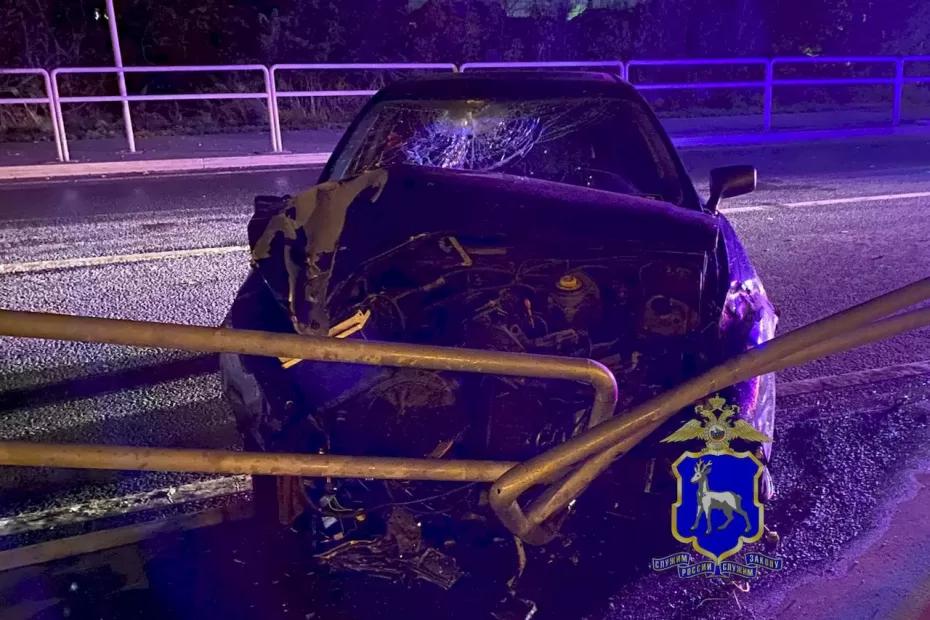 В Самаре девушка на «Ауди» врезалась в столб, дорожный знак, бордюр и ограждение - появились подробности