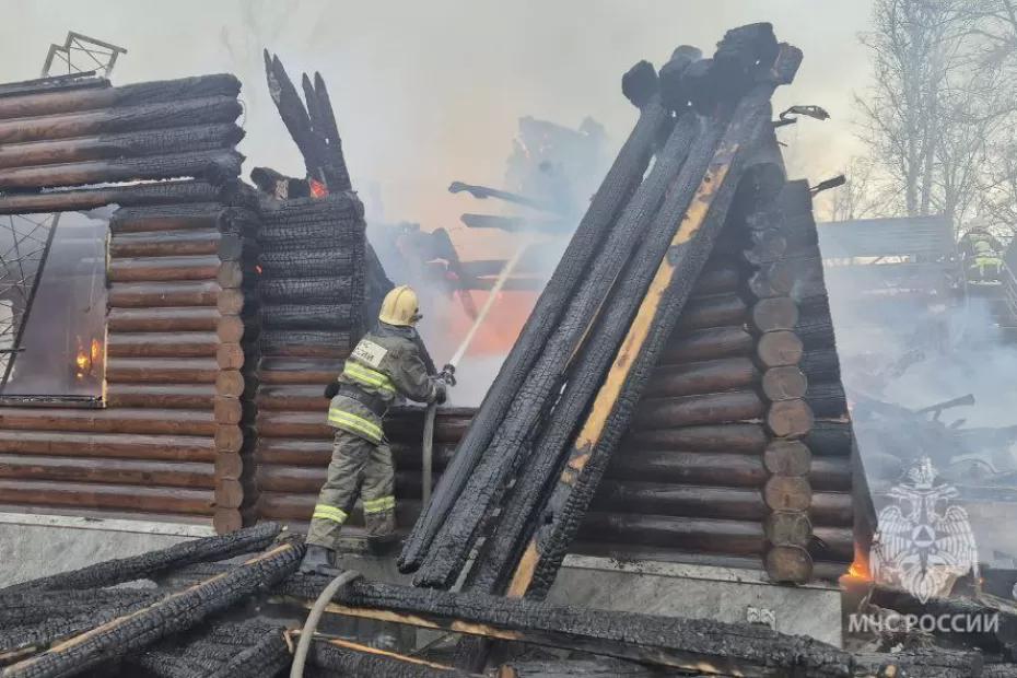 В Новокуйбышевске 28 человек тушили дачный дом - фото