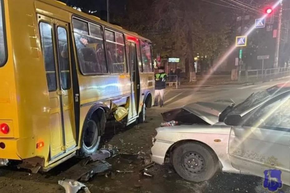 Четверо детей и трое взрослых пострадали в столкновении автобуса и легковушки в Самаре - последние новости