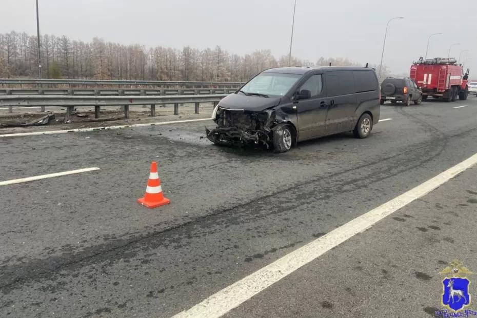 В Самарской области микроавтобус наехал на дорожное ограждение - фото