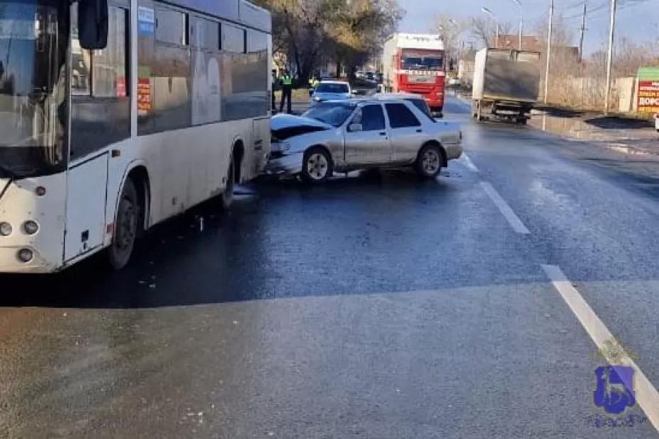 В Самаре Ford врезался в автобус, стоявший на остановке - появились подробности