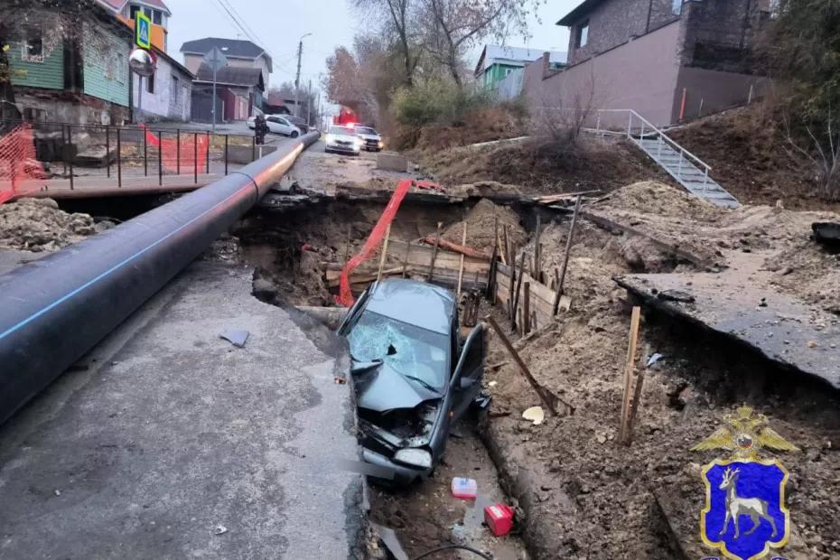 В Сызрани вазовская легковушка угодила в яму - фото