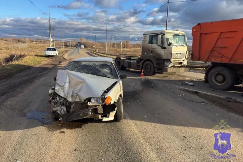 На трассе в Самарской области легковушка влетела в грузовик, не уступив ему дорогу - последние новости