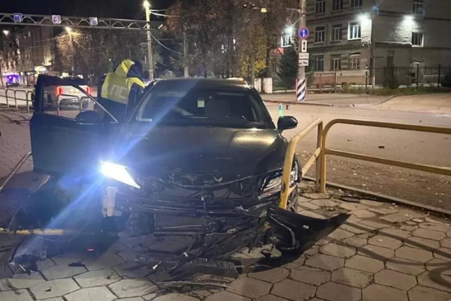 В Тольятти ночью девушка на &laquo;Тойоте&raquo; врезалась в &laquo;Киа&raquo; и снесла дорожное ограждение - появились подробности