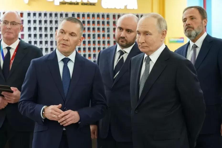 Президент РФ Владимир Путин в Самаре посетил ФОК «Орбита»