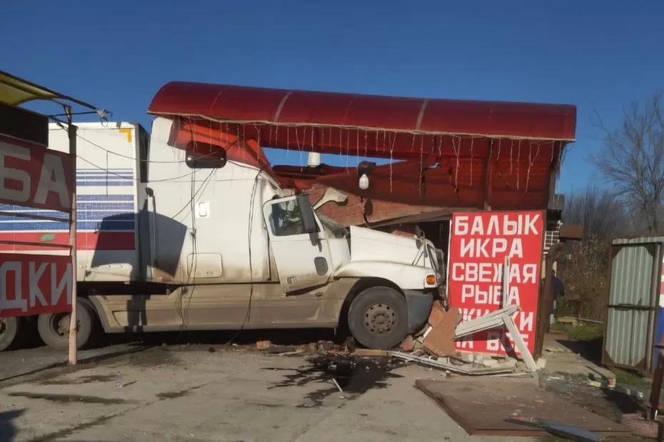 В Самарской области грузовик въехал в магазин, торгующий балыком и икрой: что известно на данный момент