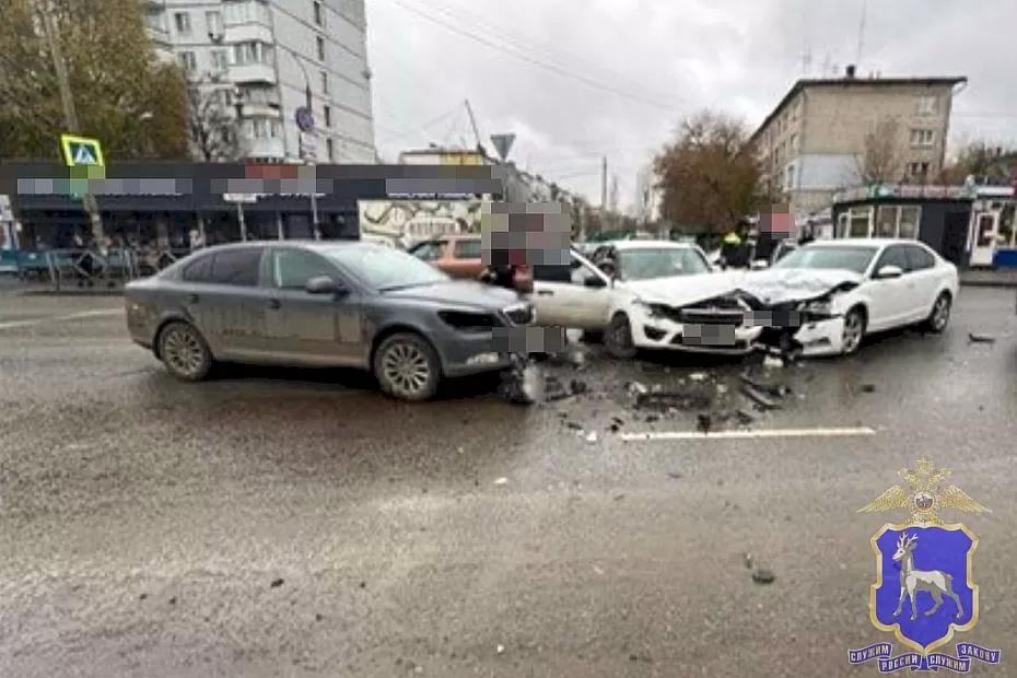 В Самаре «Гранта» врезалась в две «Шкоды», пострадали два человека - последние новости