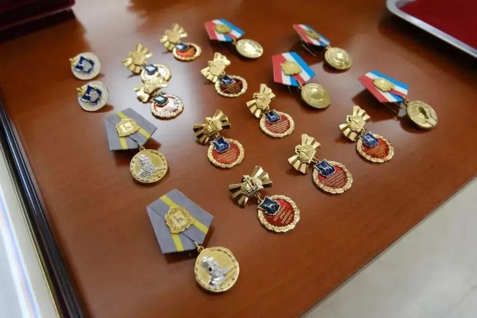 Губернатор Вячеслав Федорищев вручил госнаграды жителям Самарской области