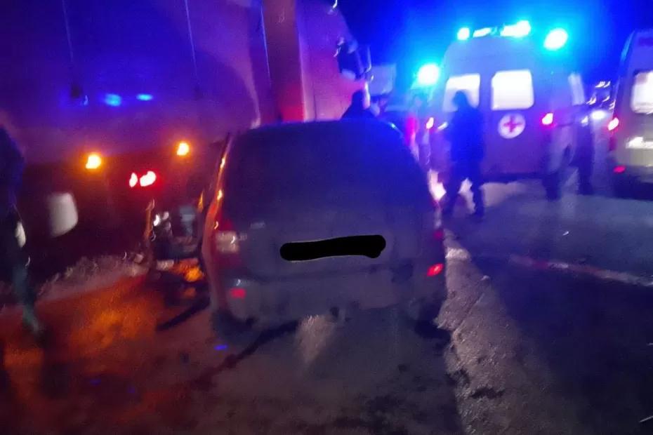 Три человека пострадали в столкновении двух грузовиков и двух легковушек в Самарской области - фото